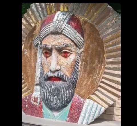 Nizami Gəncəvinin abidəsi təhqir olundu -  VİDEO