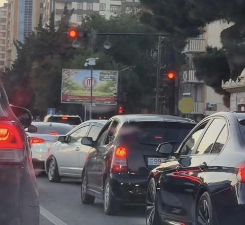 Sumqayıtda işıqforlar dəyişdirilir: Sürücü də, piyada da  narazıdır - VİDEO
