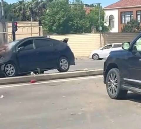 “Land Cruiser”lə toqquşan “Prius” alovlandı  - VİDEO