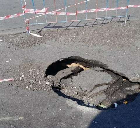 Bakının mərkəzində yolda çökmə: İri çuxur yarandı  - FOTO