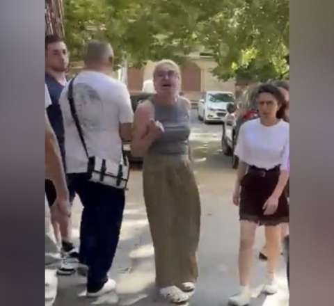 Bakıda qonşular arasında DAVA: Qadın yolu  bağladı - VİDEO