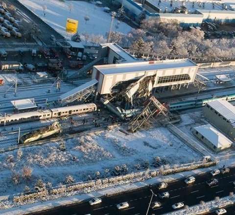 İstanbulda metro qatarı relsdən çıxdı 