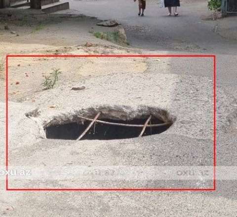 Yaşayış məntəqəsində təhlükəli vəziyyət: Yolun ortasında dərin çuxur var 