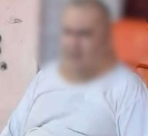 Paytaxtda 330 kiloqram çəkisi olan kişi evdən belə çıxarıldı -  VİDEO
