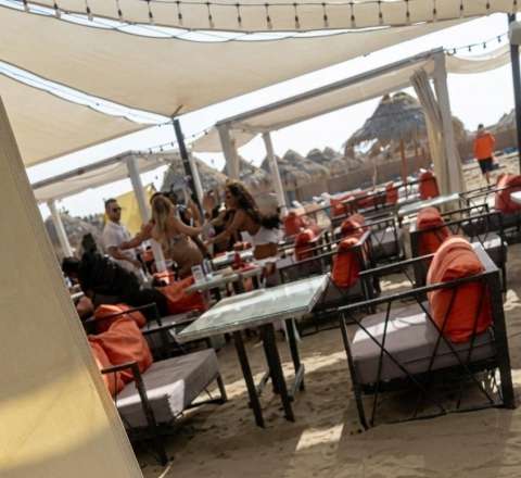 Bakıda restoranda bloqerlər saçyolduya çıxdı - VİDEO