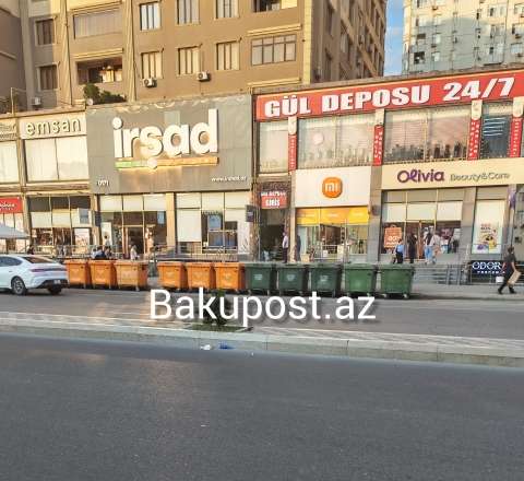 Bakıda sürücülərin yolunu zibil qutuları ilə  kəsdilər - FOTO