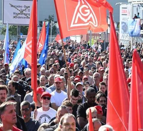 Almaniyada 30 mindən çox "Mercedes-Benz" işçisi etiraz aksiyasına çıxdı 