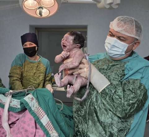 Azərbaycanda serebral iflic olan qadın   ana oldu