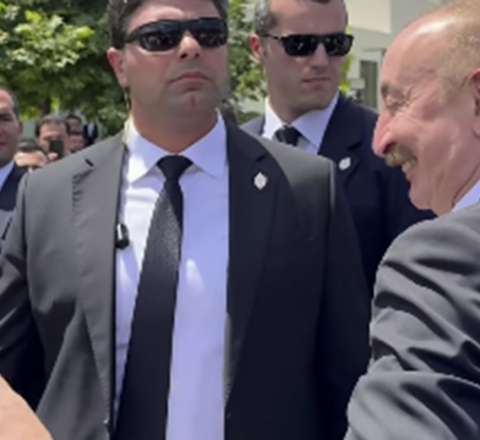 Prezident jurnalisti görüb avtomobildən düşdü  