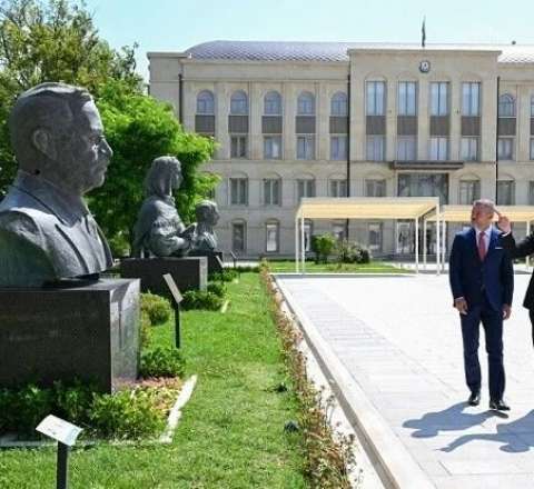 Prezidentlər işğal dövründə güllələnmiş büstlərə baxdılar 