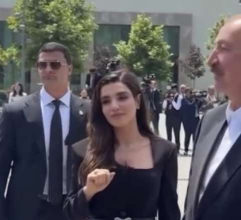 Prezidentin yanında diqqətçəkən  xanım kimdir?