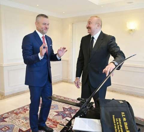 Pelleqrini İlham Əliyevə xizək hədiyyə etdi 