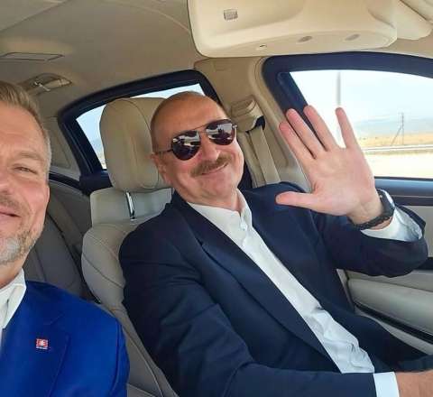 Prezidentin maşınında selfi çəkdi  - FOTO
