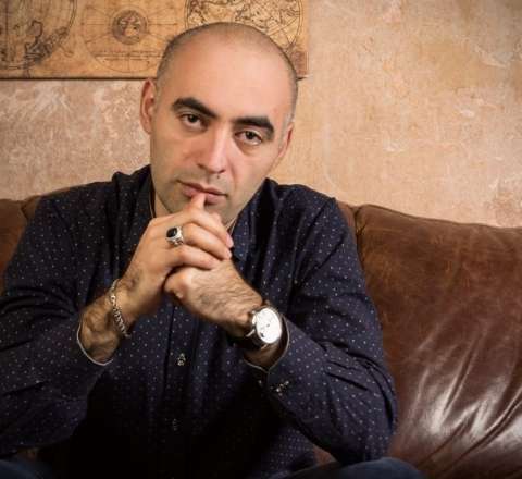 Müəllim işə qəbul üçün ekstrasens Zirəddinə müraciət etdi 