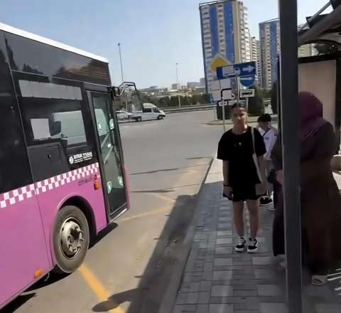 Bakıda avtobusda istidən boğulan sürücü görün nə etdi - VİDEO