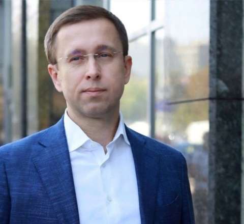 Yeni baş nazirin var-dövləti ögey qızının adına keçdi 