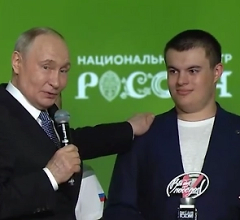 Putin daşqında 23 nəfəri xilas edən autizimli gənci  mükafatlandırdı - VİDEO