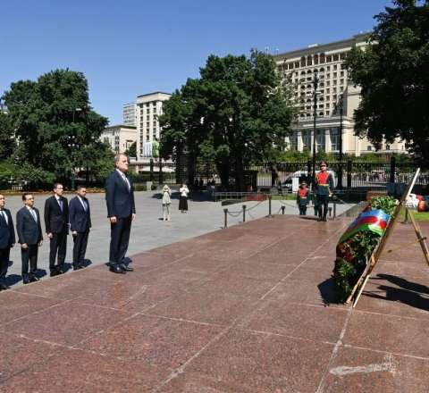 Bayramov Moskvada "Naməlum əsgər" məzarını ziyarət etdi 