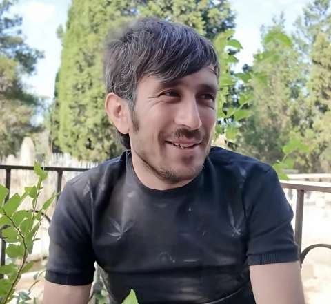 “İlk Vüqar Biləcərinin qəbrindən başladım” – Tanımadığı şəxslərin məzarını təmizləyən gənc - VİDEO
