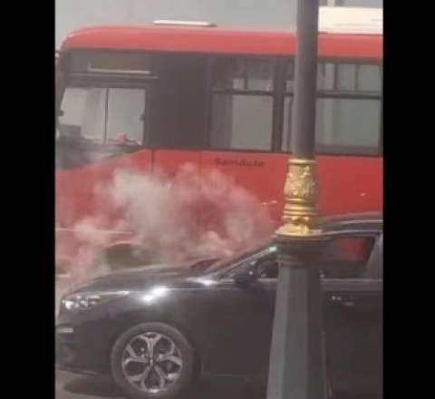 Bakıda avtobus yandı, sürücünün xəbəri olmadı  - VİDEO