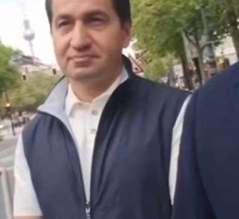 Hikmət Hacıyev və Ceyhun Bayramovdan təxribatçı suallar verən blogerə LAYİQLİ CAVAB -  VİDEO