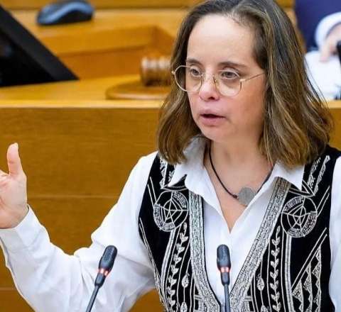 İspaniyada ilk dəfə Daun sindromlu qadın deputat seçildi 