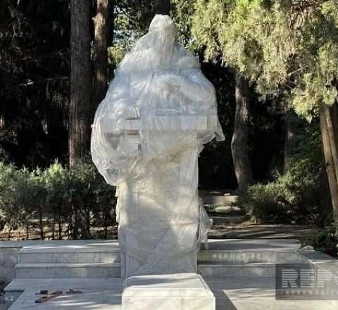 Elçinin Fəxri xiyabandakı qəbirüstü abidəsi -  FOTO