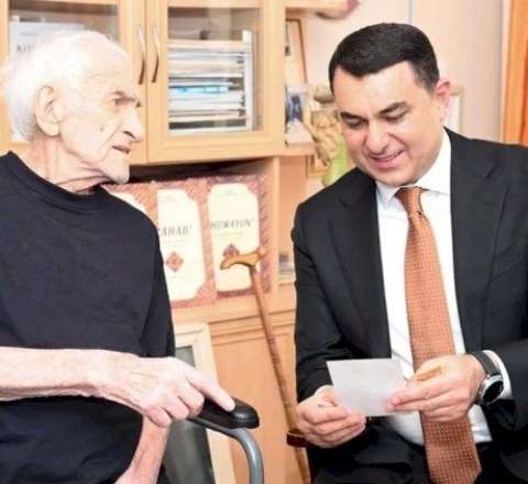 Nazir 96 yaşlı Xalq artistini ziyarət etdi 