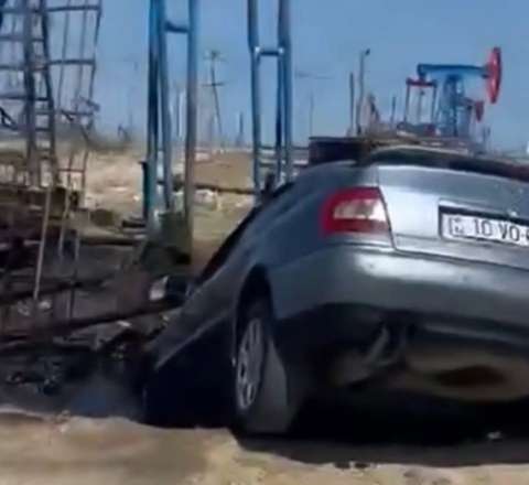 Bakıda maşın neft quyusuna düşdü  - VİDEO
