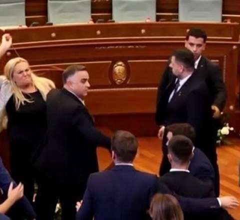 Qadın deputat Baş nazirə yumurta atdı  - VİDEO
