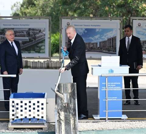 İlham Əliyev Naxçıvan şəhərində sosial evlər kompleksinin təməlini qoydu - FOTO 