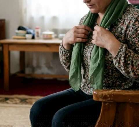 Göygöldə kişi ona pul verməyən arvadını şalı ilə boğaraq öldürmək istədi  - Təfərrüat