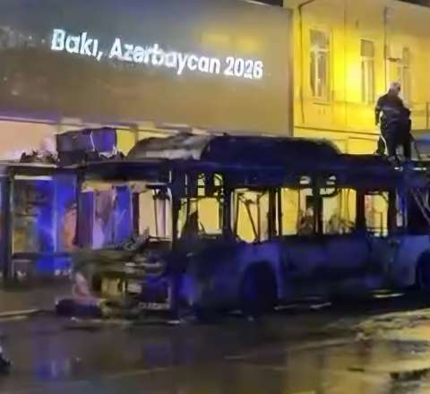"28 May" yaxınlığında avtobusda yanğın başladı -  VİDEO