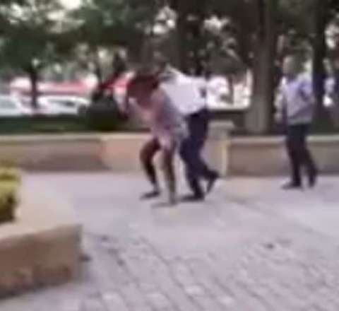 Bakıda oğlan yeniyetmə qızı parkda döyüb  burnunu qırdı