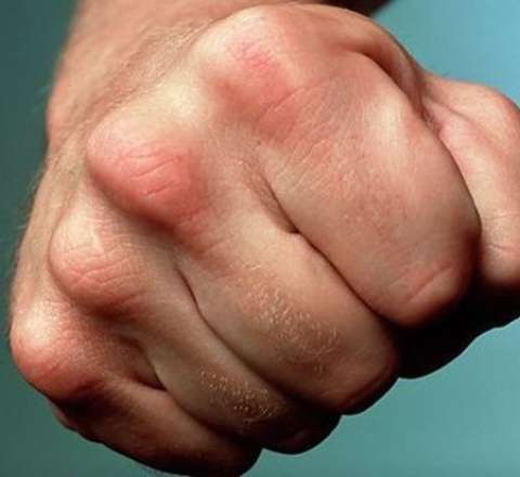 Bakıda kişi elektrik enerjisinə görə şikayətçi olan  xadiməni döydü