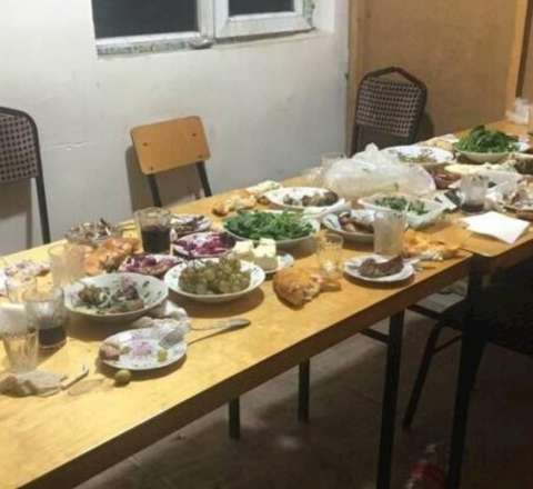 "Sən ofisiantsan, get bizə 1 manata çay gətir" sözünə görə dava düşdü