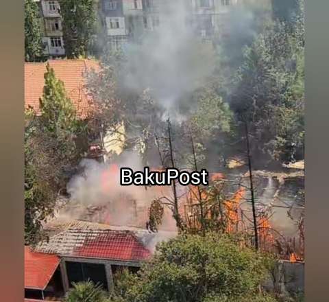 Bakıda köhnə tikili yanır - VİDEO