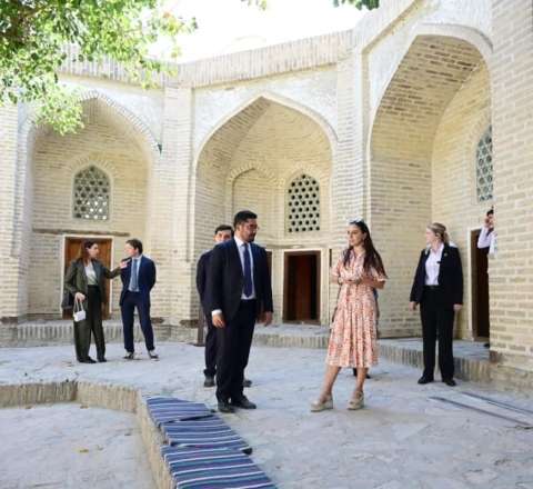 Leyla Əliyeva ilk Buxara Biennalesinin əsərləri ilə tanış oldu - FOTO 