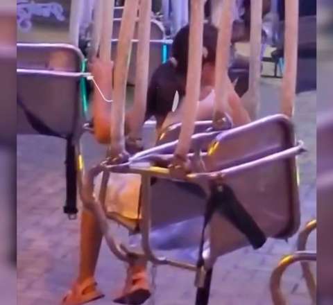 Bakı bulvarında dəhşət: 10 yaşlı qızın kəməri bağlanmadan attraksion  işə salındı - VİDEO