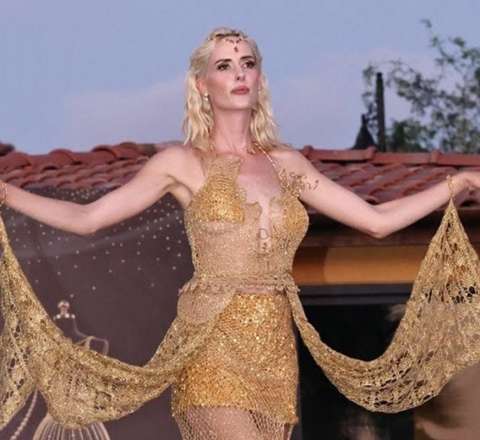 Qızıldan don geyindi - FOTO