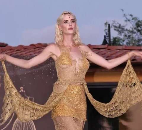 Aktrisa 10 milyonluq qızıl libasla podiuma çıxdı 