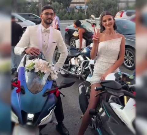 Bakıda cütlük öz toyuna  motosikletlə gəldi - VİDEO