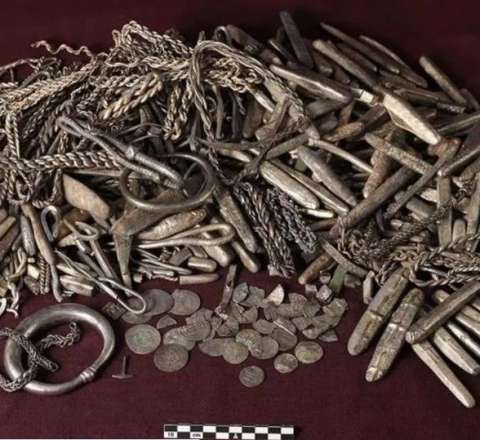 Vikinqlər dövrünə aid ən böyük gümüş  xəzinə tapıldı