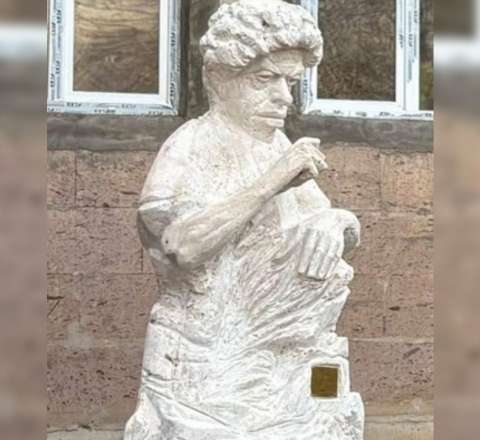 Azərbaycan ərazisində erməni şairin heykəli: özləri sökdülər  - FOTO