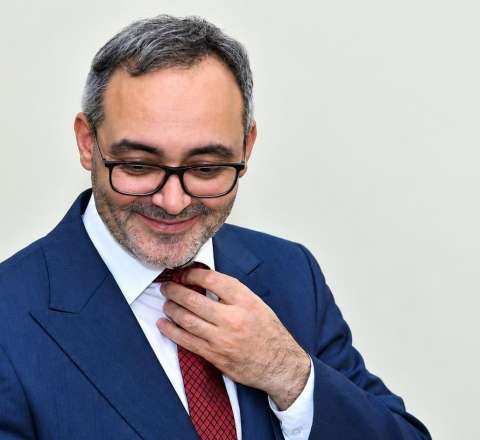 Gedib başını daşa döyə bilərsən,  amma adını yox…