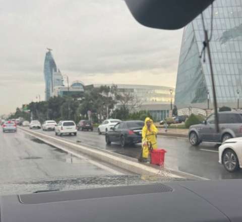Leysanlı havada küçələri süpürtdürdülər – Bakıda bu da oldu - FOTO