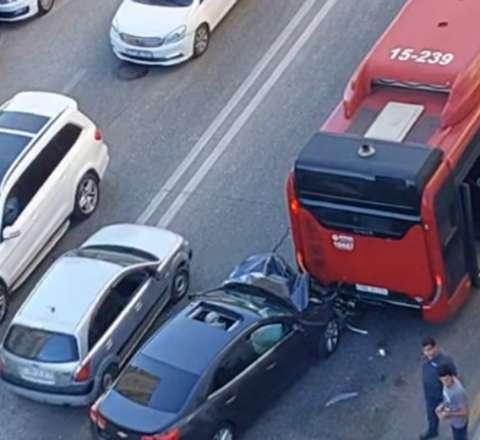 Yasamalda maşın sərnişin avtobusuna çırpıldı - Video 