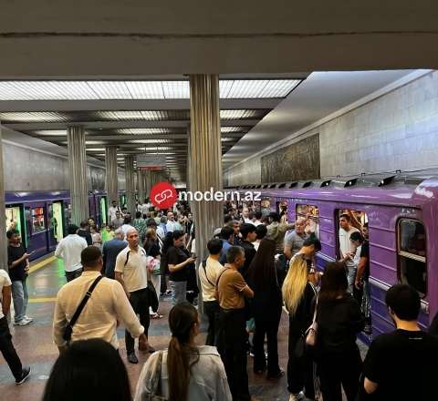 Metroda hərəkət dayandı: Yüzlərlə sərnişin qatarlarda qaldı - FOTOLAR