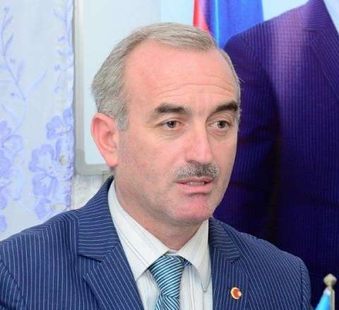 Tanınmış vəkil: “Yarım saatdır "Sahil" stansiyasından "İçərişəhər" stansiyası arasındakı tuneldə qalmışıq” 