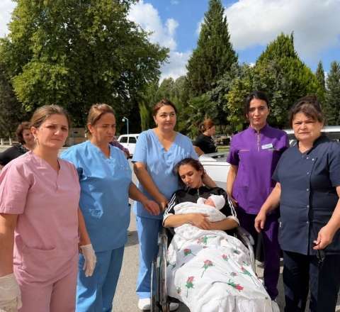Qadın doğuş xəstəxananın həyətində doğuş etdi 